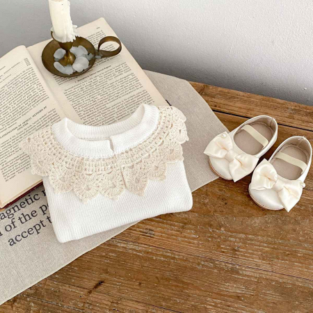 Pulover alb cu guler brodat [2]