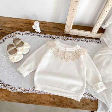 Pulover alb cu guler brodat [5]