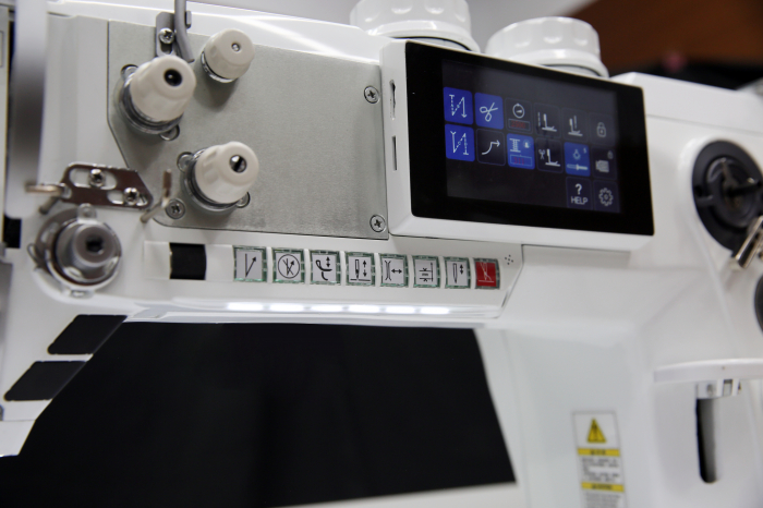 Automatic lockstitch machine for sewing thick fabrics with unison feed and built-in motor [3]