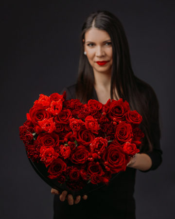 Aranjamente Florale - Cutie Inima cu Trandafiri "Love Story"