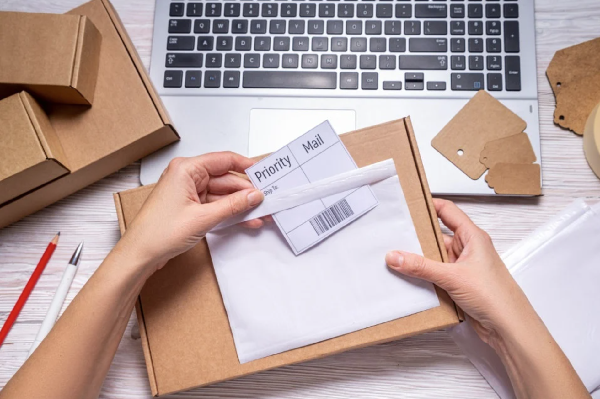 Plicuri AWB si plic autoadeziv AWB C5: cum le aplici corect pe colet (fara sa se dezlipeasca)