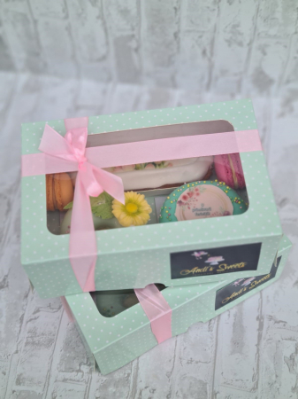 CUTII CU FEREASTRA PENTRU MARTURII - Cutie verde cu puncte cu fereastră și tăviță 20x13x8 cm