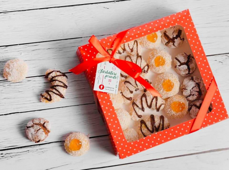CUTII DESCHISE CU FEREASTRA - Cutie cu fereastră și tăviță 20x20x5 cm, rosu cu puncte