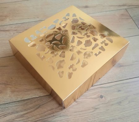 CUTII CU FEREASTRA DANTELATA - Cutie 30x30x8 cm, cu fereastra dantelata si tavita cu maner