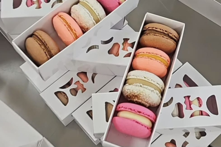 CUTII PENTRU MACARONS SI PRALINE - CUTIE 5-6 MACARONS CU FEREASTRA DANTELATA, MAC2ADT- ALB, SET 5 BUC