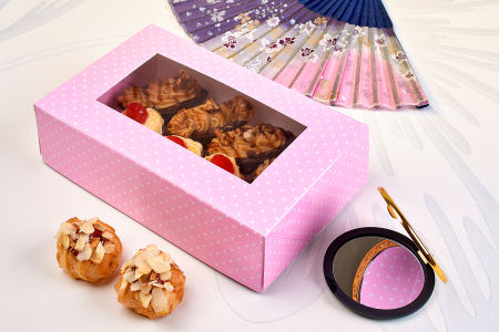 CUTII MEDII SI MARI PENTRU 10-40 MACARONS - Cutii Miniprăjituri și Macarons 20x13x5.5 cm roz cu puncte plastifiat lucios