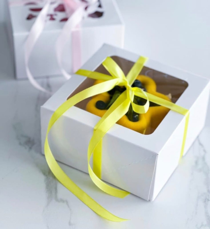 CUTII INALTE CU FEREASTRA PENTRU PRAJITURI - cutie 16x16x8 cm, SB0F- ALB