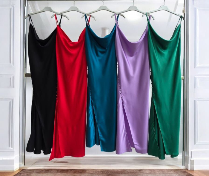 Rochie midi satinata dama cu bretele subtiri, slit lateral si decolteu [4]