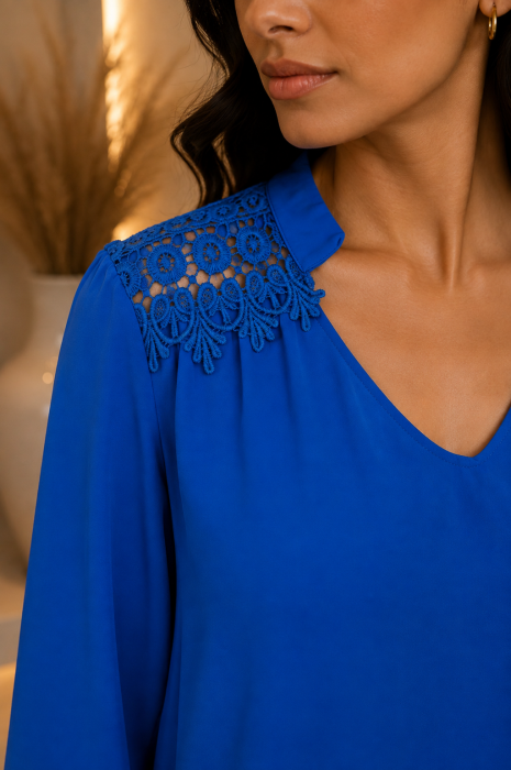 Bluza albastra eleganta cu dantela la umeri si decolteu in V [2]