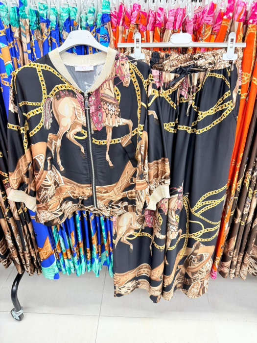 Compleu dama satinat cu imprimeu artistic, jacheta bomber si pantaloni largi [6]