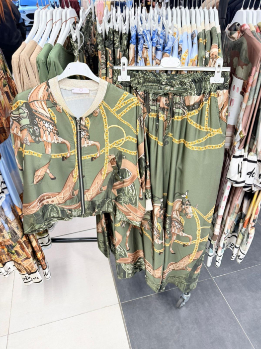 Compleu dama satinat cu imprimeu artistic, jacheta bomber si pantaloni largi [9]