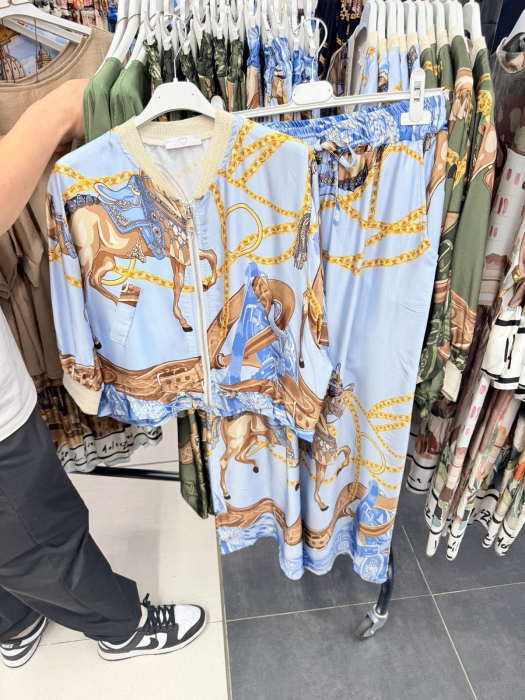 Compleu dama satinat cu imprimeu artistic, jacheta bomber si pantaloni largi [10]