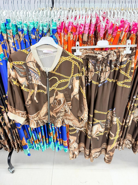 Compleu dama satinat cu imprimeu artistic, jacheta bomber si pantaloni largi [11]
