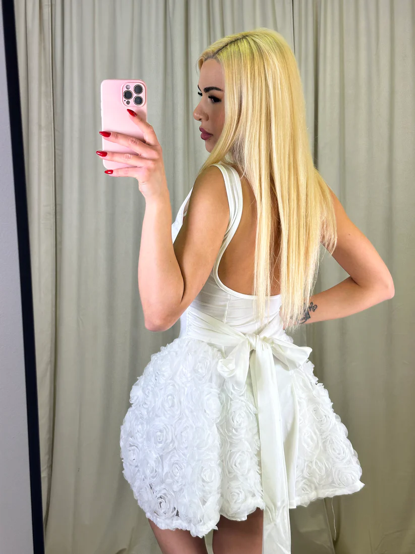 Rochie alba cu flori in relief si fundita pe spate – Eleganta atemporala pentru orice silueta - MERT [3]