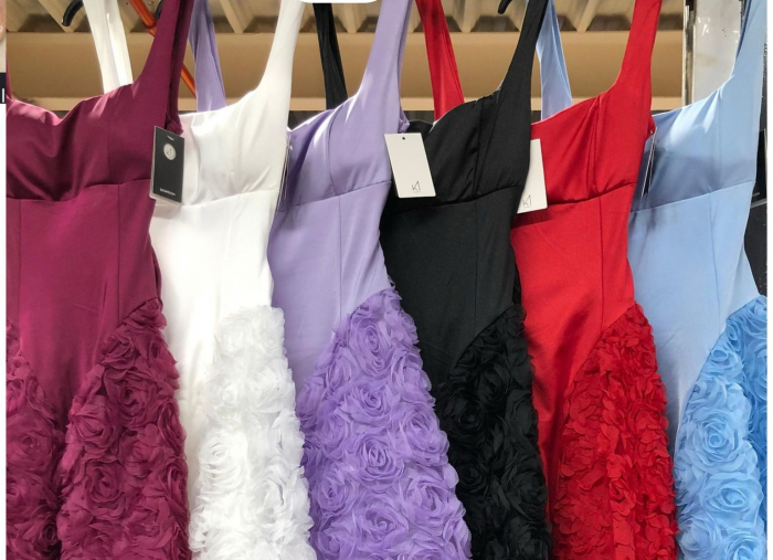 Rochie alba cu flori in relief si fundita pe spate – Eleganta atemporala pentru orice silueta - MERT [3]