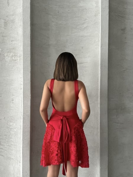 Rochie alba cu flori in relief si fundita pe spate – Eleganta atemporala pentru orice silueta - MERT [2]