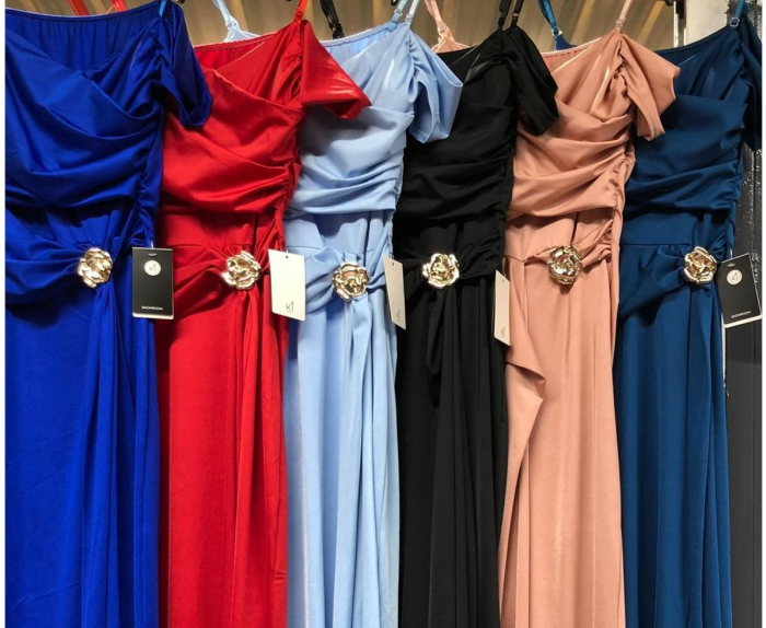 Rochie lunga eleganta cu decolteu petrecut, bretele subtiri si umeri goi – esarfa cu trandafir auriu, marime universala [3]