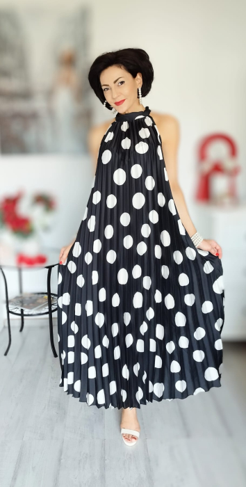 Rochie lunga plisata cu buline mari, model halter elegant [9]