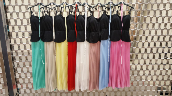 Rochie lunga plisata cu curea si top negru cu bretele [4]