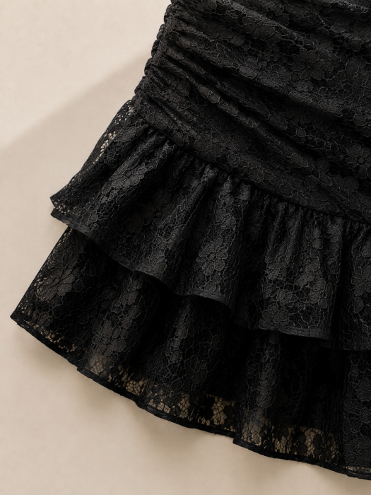 Rochie scurta neagra din dantela cu volane si decolteu tip inima [4]