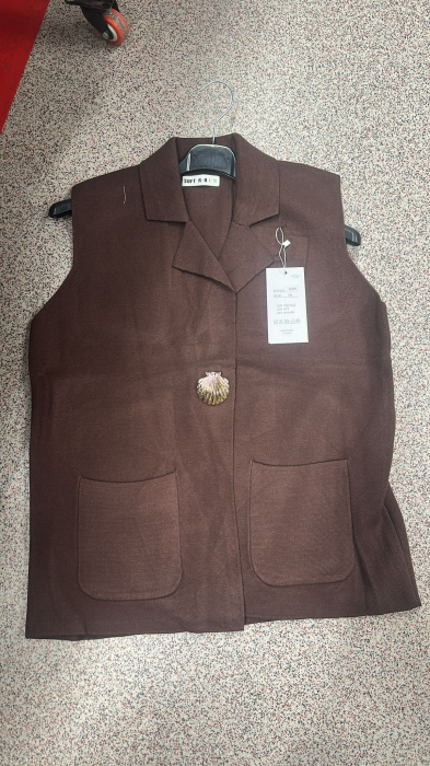 Vesta dama din tricot fin cu buzunare si nasture auriu scoica [2]