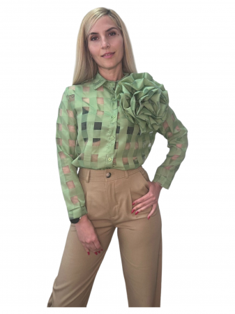 Bluza dama ornata cu floare pe umar și caroiaj transparent - Dianne - verde [3]