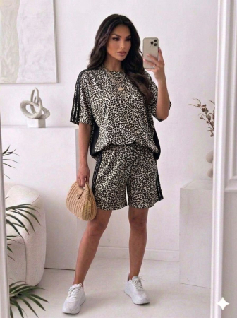 Compleuri Dama - Compleu dama casual leopard cu pantaloni scurti si tricou lejer