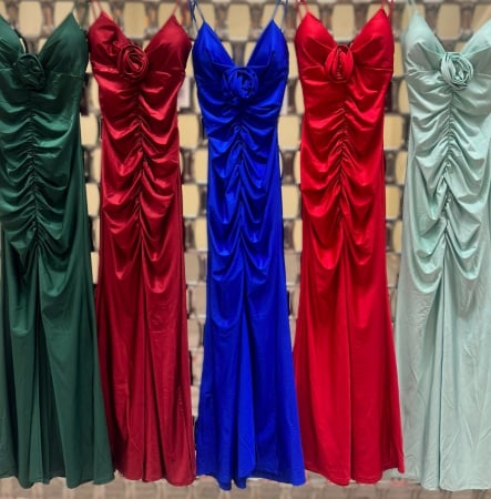 Rochie de seara din satin cu trandafir aplicat pe decolteu [1]