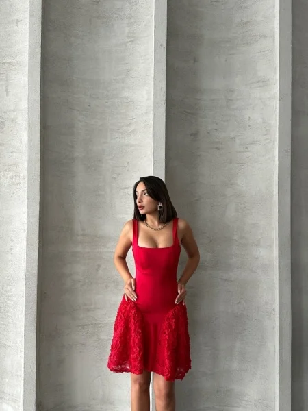 Rochie alba cu flori in relief si fundita pe spate – Eleganta atemporala pentru orice silueta - MERT [2]