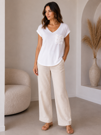 Tricouri Dama - Tricou dama din bumbac alb cu aplicatii florale 3D si decolteu in V