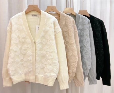 Pulovere Dama - Cardigan Damă Croșetat în 4 Nuanțe cu Flori din Dantelă și Perle Aplicate