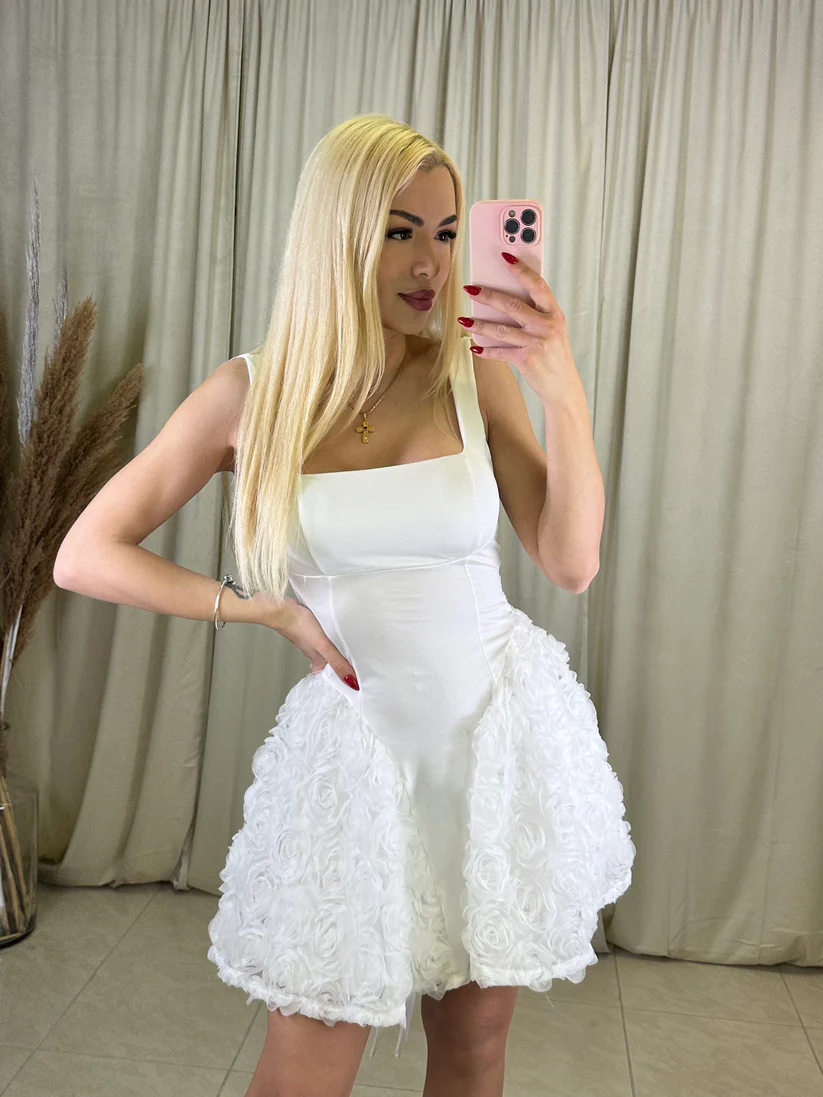 Rochii Dama - Rochie alba cu flori in relief si fundita pe spate – Eleganta atemporala pentru orice silueta - MERT