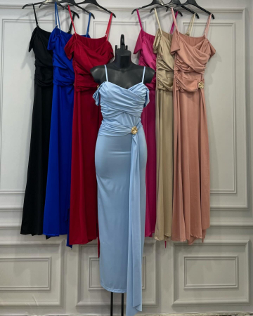 Rochii Dama - Rochie lunga eleganta cu decolteu petrecut, bretele subtiri si umeri goi – esarfa cu trandafir auriu, marime universala