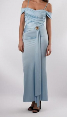 Rochii Dama - Rochie lunga eleganta cu decolteu petrecut, bretele subtiri si umeri goi – esarfa cu trandafir auriu, marime universala