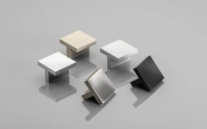 Buton mobila negru mat UZ40, 40x40 mm [2]