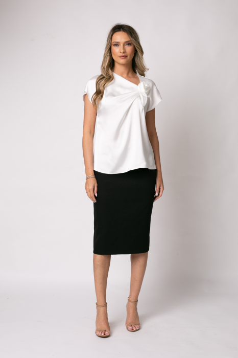 Bluza albă elegantă accesorizată pe bust [3]