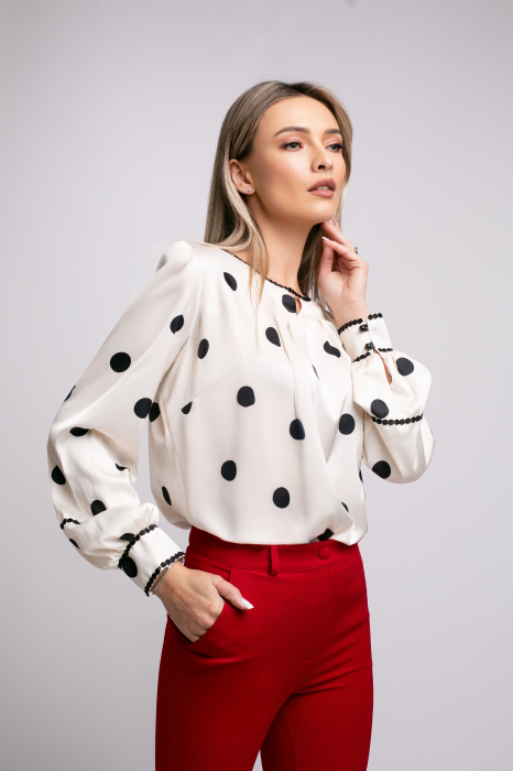 Bluză bej accesorizată cu dantelă [2]