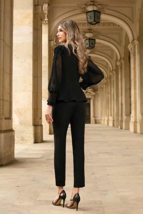 Costum damă elegant accesorizat cu pietricele [3]