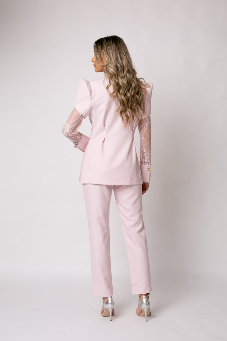 Costum elegant roz cu dantelă și umeri bufanți [5]