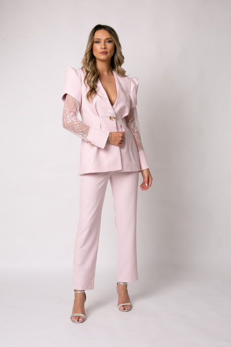 Costum elegant roz cu dantelă și umeri bufanți [2]