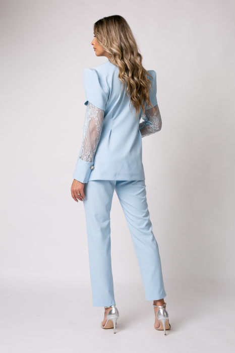 Costum elegant baby blue cu dantelă și umeri bufanți [5]