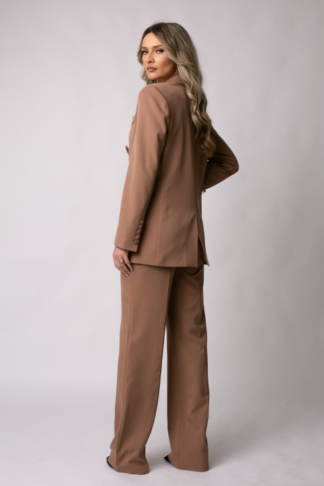Costum elegant camel cu două rânduri de nasturi tip accesoriu [4]