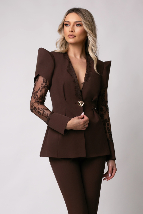 Costum elegant maro cu dantelă și umeri bufanți [5]