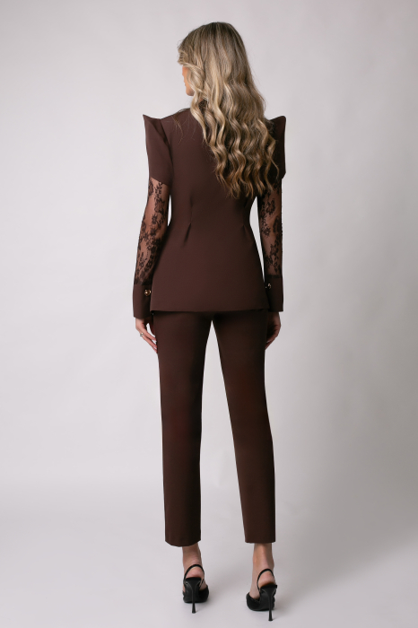 Costum elegant maro cu dantelă și umeri bufanți [3]