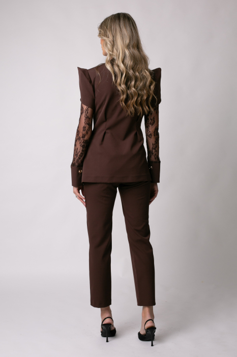 Costum elegant maro cu dantelă și umeri bufanți [3]