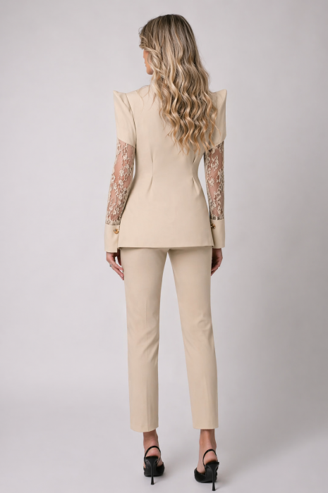 Costum elegant bej cu dantelă și umeri bufanți [3]