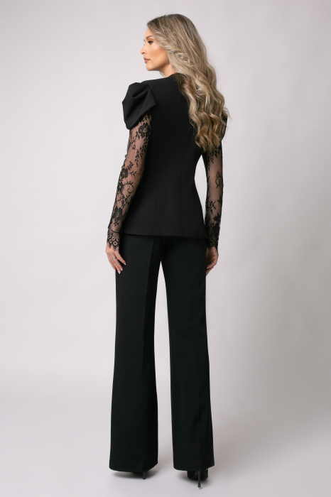 Costum elegant negru accesorizat cu dantelă pe mâneca [5]