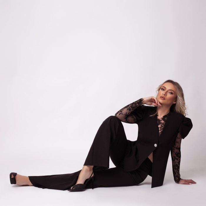 Costum elegant negru accesorizat cu dantelă pe mâneca [3]