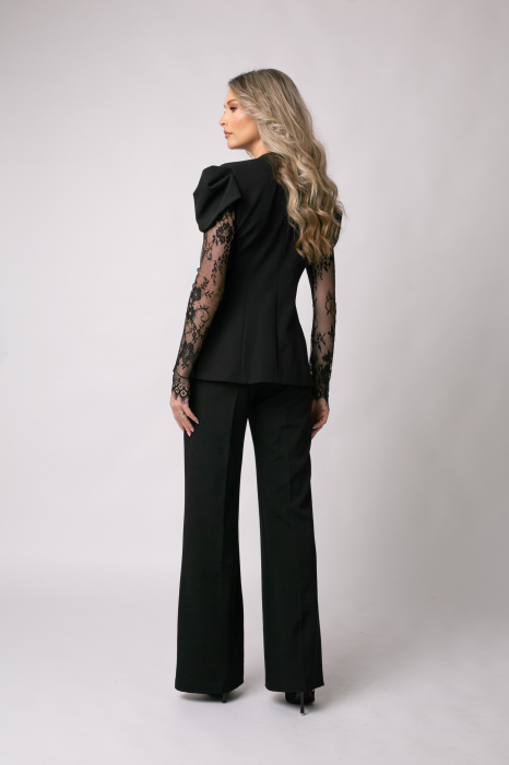 Costum elegant negru accesorizat cu dantelă pe mâneca [4]