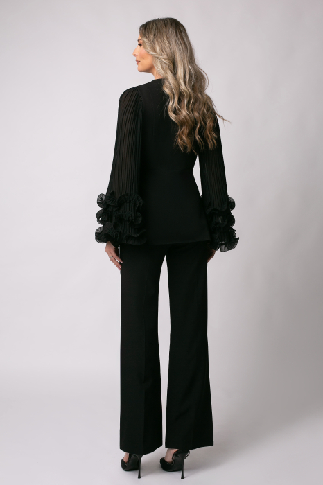 Costum elegant negru cu mâneci accesorizate cu volane [3]